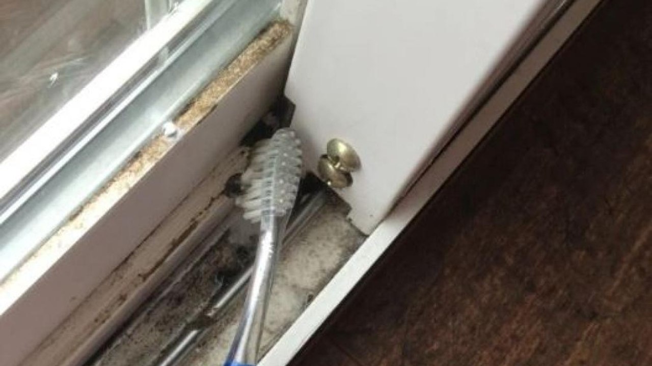 So lassen sich Rillen und Fugen an Fenstern und Rahmen mühelos putzen