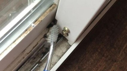 So lassen sich Rillen und Fugen an Fenstern und Rahmen mühelos putzen