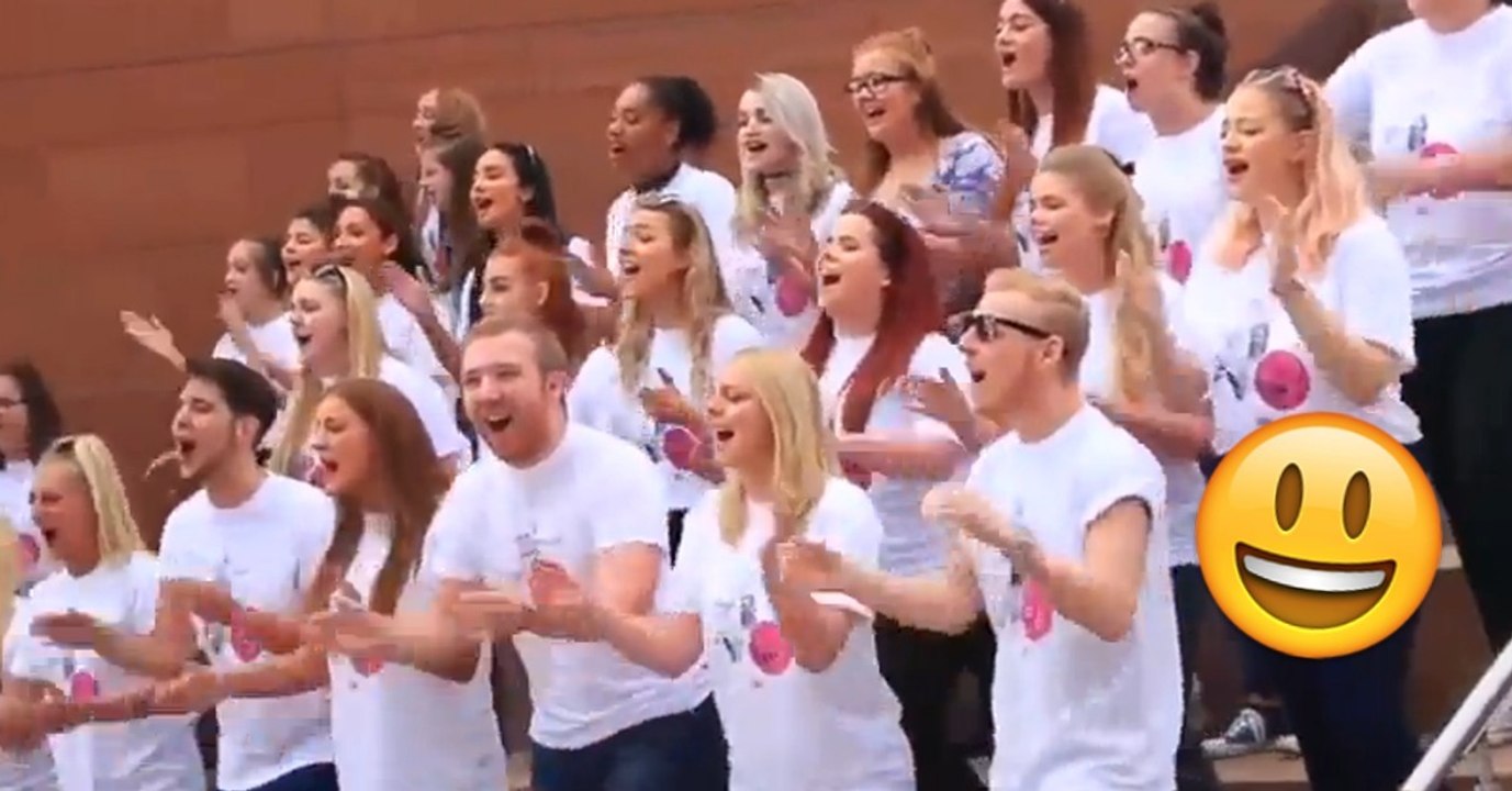 Am Jahrestag überrascht Carl Gilbert seine kranke Frau mit einem Chor.