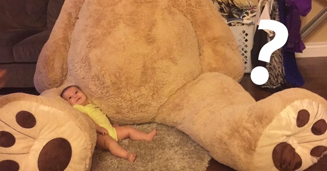 Großvater schenkt seiner 5 Monate alten Enkelin einen riesigen Teddybär