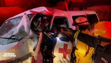 El conductor de un automóvil particular quedó «prensado» tras impactarse contra un pilar metálico