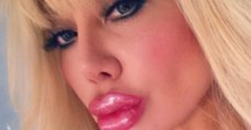 Blondie Bennet tut alles, um dumm wie eine Barbie zu sein