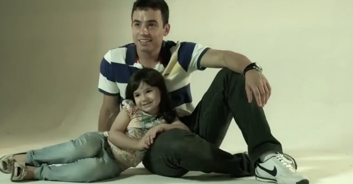 Dieser Vater stellt mit seiner Tochter Fotos nach, die er mit seiner verstorbenen Frau gemacht hatte