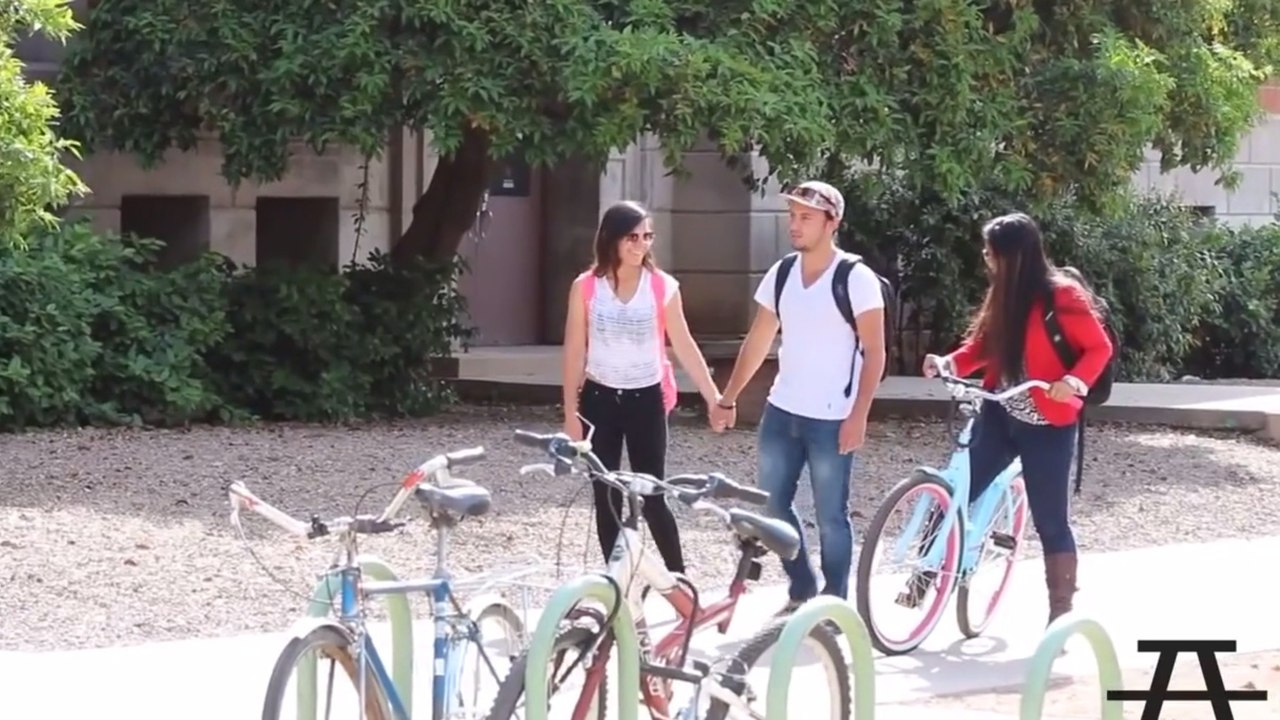 Dieser junge Mann hat einen einfachen Flirttrick. Er nimmt einfach die Hand des Mädchens