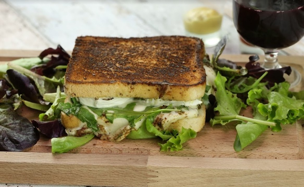 Sandwich mit Avocado-Füllung