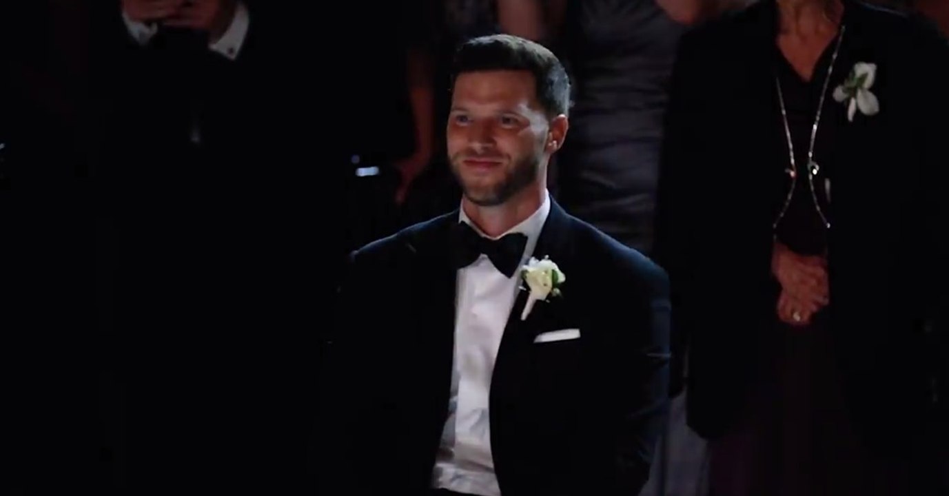 Diese Frau überrascht ihren Mann mit einem besonderen Hochzeitsgeschenk. Sie tanzt für ihn.