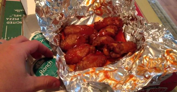 Sie bestellt Chicken Wings und kann kaum glauben, was sie unter der Alufolie findet