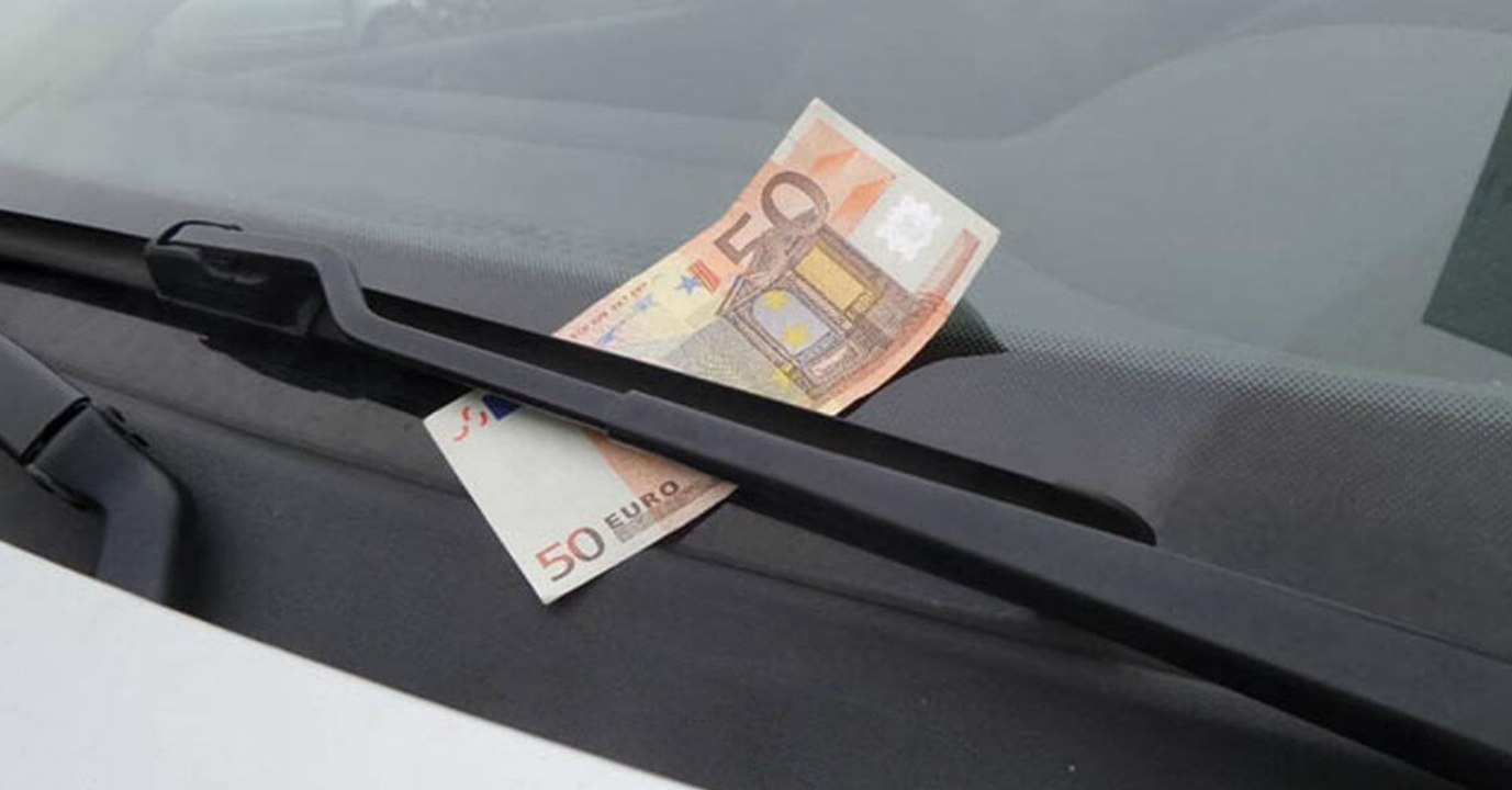 50-Euro-Geldschein an der Windschutzscheibe vom Auto: Was tun?