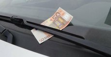 50-Euro-Geldschein an der Windschutzscheibe vom Auto: Was tun?