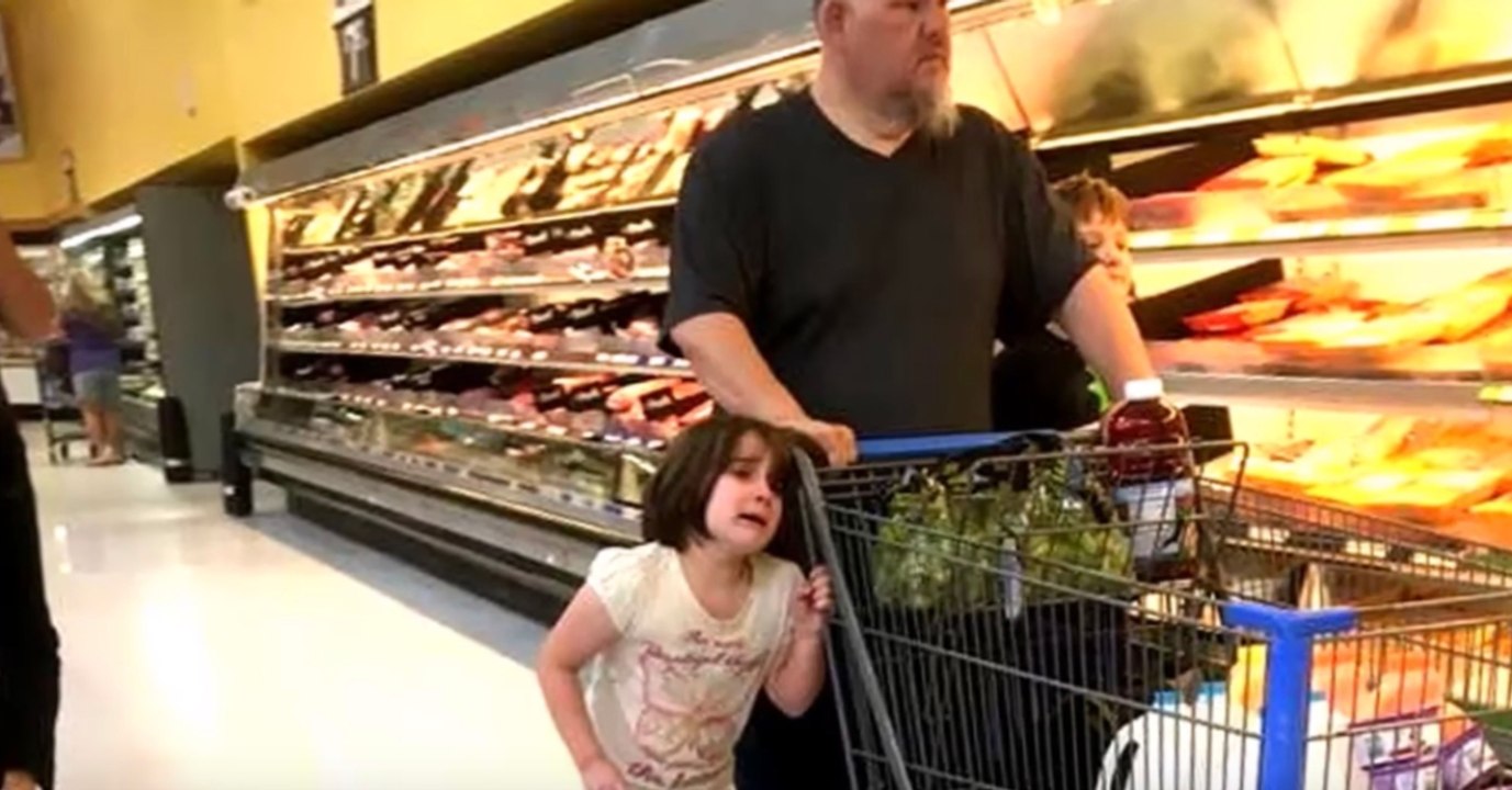 Heimlich fotografiert: Mann misshandelt Tochter mitten im Supermarkt