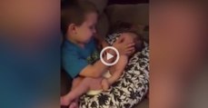 Der große Bruder singt ein Schlaflied für seine kleine Schwester!