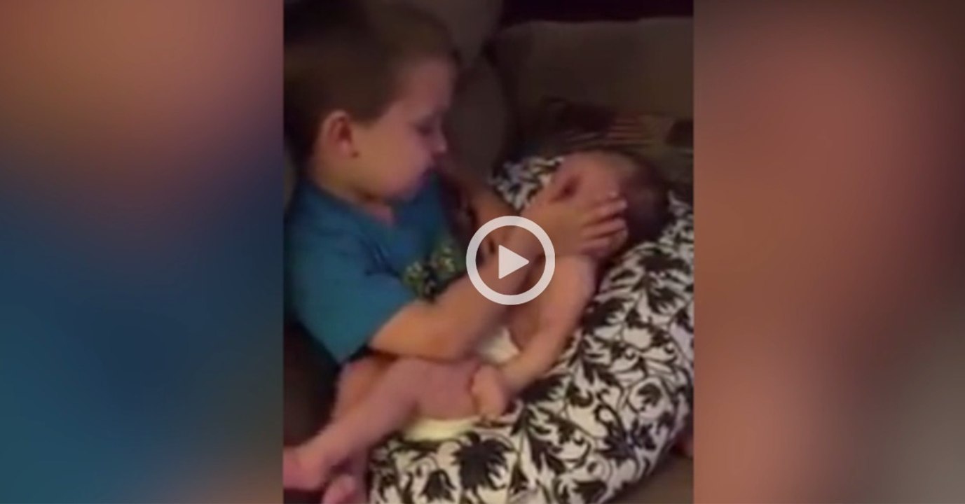 Der große Bruder singt ein Schlaflied für seine kleine Schwester!