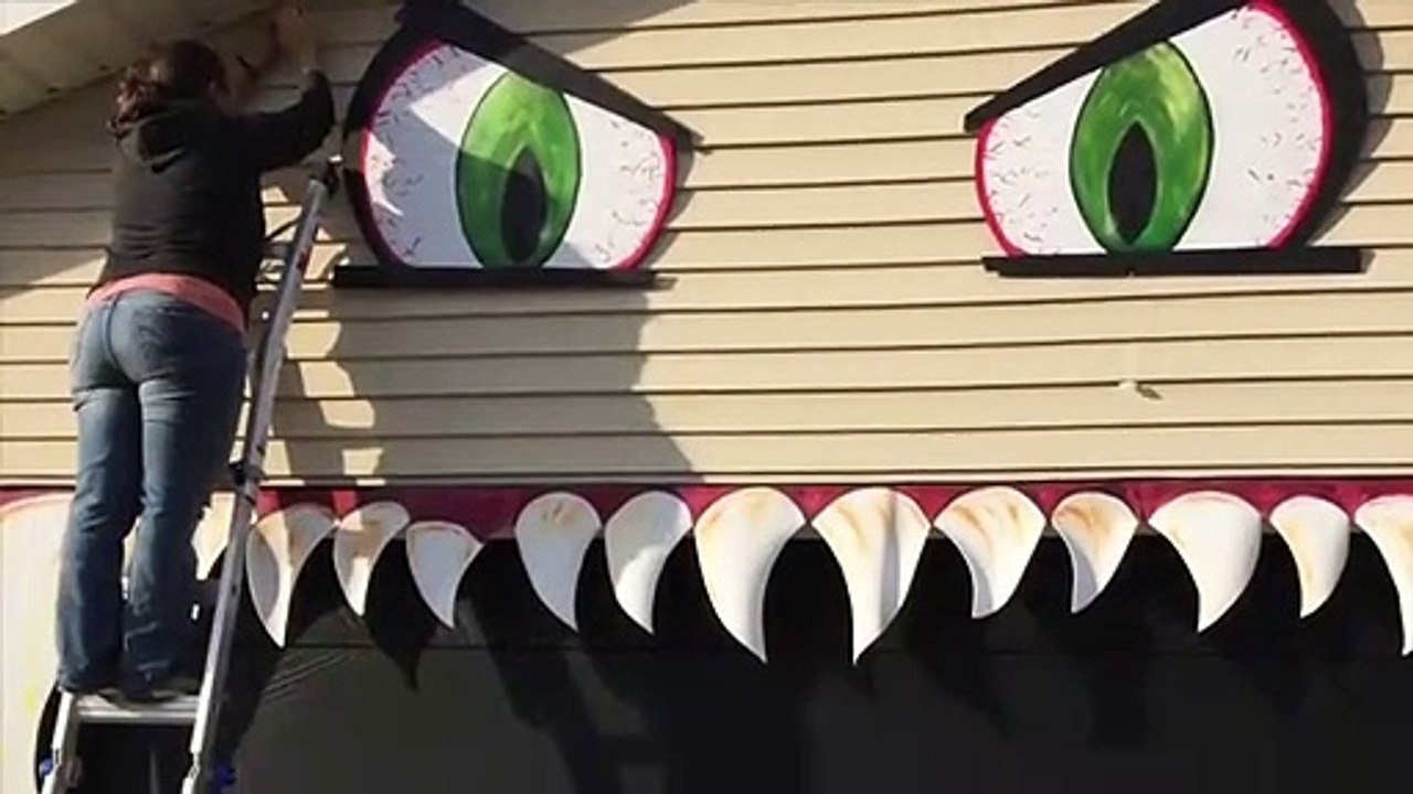 Sie verwandelt ihre Garage zu Halloween in en gruseliges Halloween-Monster