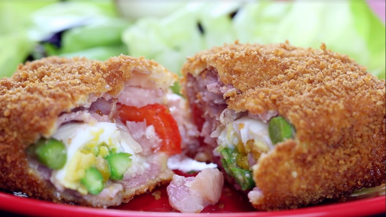 So macht ihr mit Spargel, Schinken und Ei gefüllte Schnitzel für eure Gäste