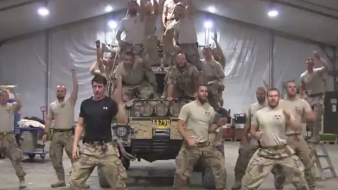 So sexy stellen diese Soldaten eine bekannte Filmszene nach!