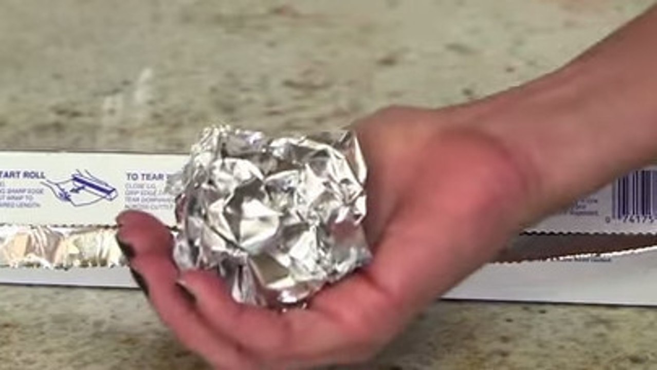 Schlaue Menschen legen eine Kugel aus Alufolie in den Wäschetrockner, warum nur?