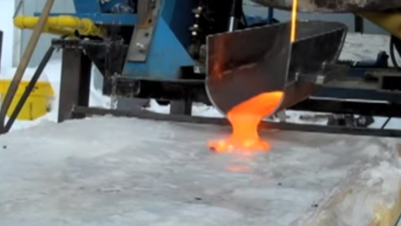 Lava auf Eis gibt eine spektakuläre Reaktion