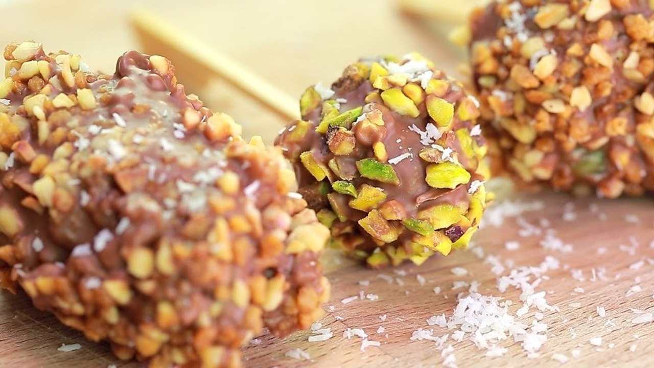Etwas für Naschkatzen: Leckere Obst-Schokoladen-Spießchen