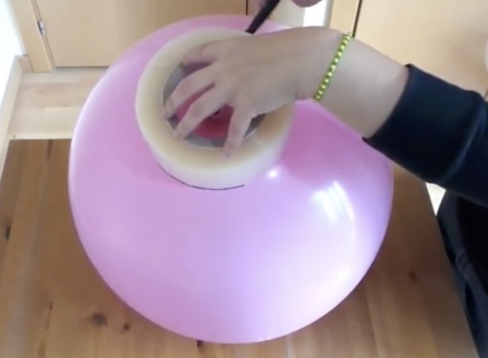 Was sie mit einem Ballon und ein bisschen Schnurr herstellt, ist genial