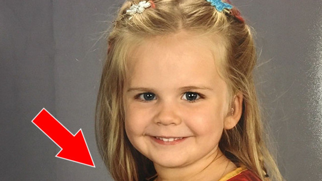 Kleines Mädchen ging als Superman zum Klassenfoto