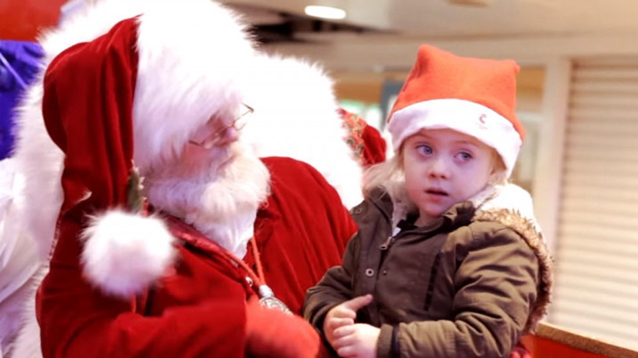 Dieser Weihnachtsmann unterhält sich mit dem tauben Mädchen auf eine ganz besondere Weise!