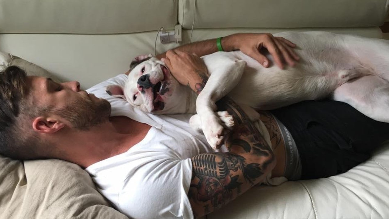 Mann ruft sofort die Polizei, als er dieses Foto sieht!