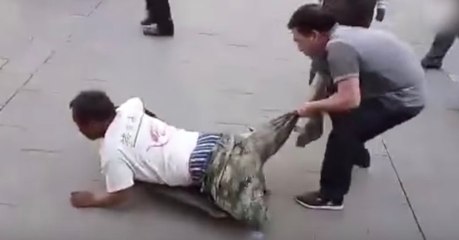 Dieser Mann demütigt den Obdachlosen auf offener Straße