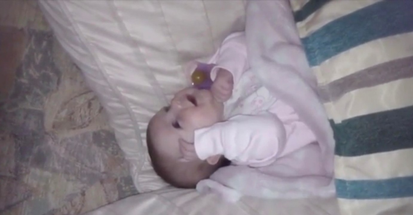 Er filmt im perfekten Moment: Seine Tochter spricht ihre erstes Wort