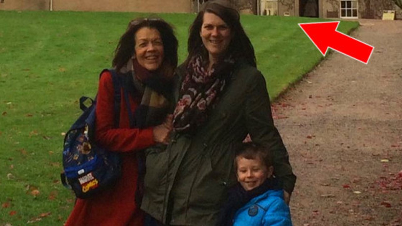 Eine Familie macht ein Selfie vor dem Crathes Castle und entdeckt...