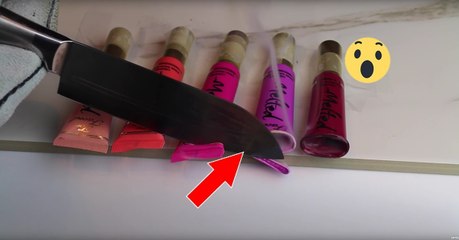 Hot Knife: Sie zerschneidet den gesamten Inhalt ihres Schminktäschchens mit einem 1000 Grad heißen Messer