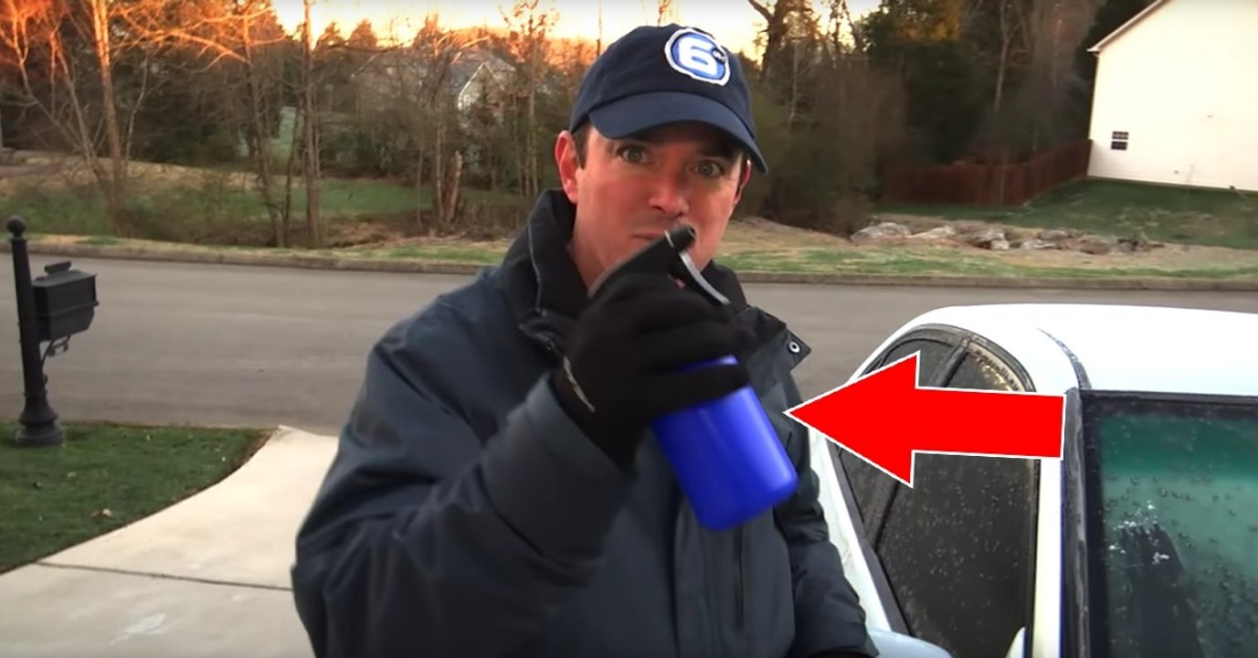 Mit einer ganz bestimmten Mischung hat er nie wieder Eis auf der Windschutzscheibe! Genial!