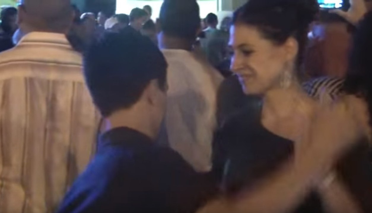 Dieser junge Gentleman fordert eine Frau zum Tanz auf und verblüfft alle damit