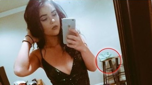 Sie macht sich mit einem Selfie ungewollt lächerlich im Netz... Fällt Dir auf diesem Foto etwas auf?