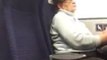 Ältere Frau lässt im Zug eine junge Frau des Platzes verweisen. Der Grund ist schockierend
