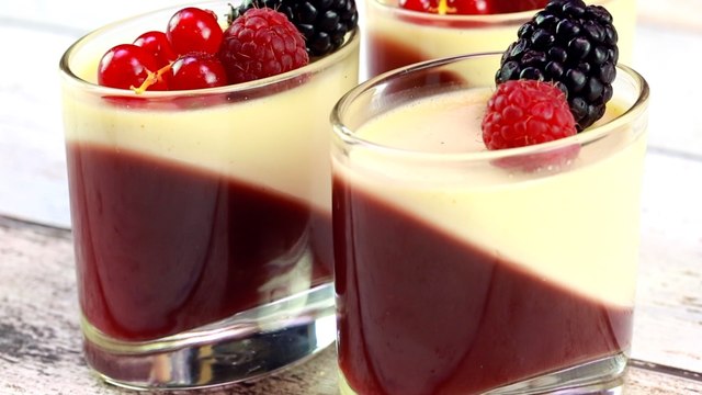 Rezept für Panna Cotta mit Fruchtgelee: ein fruchtig leichtes Dessert!