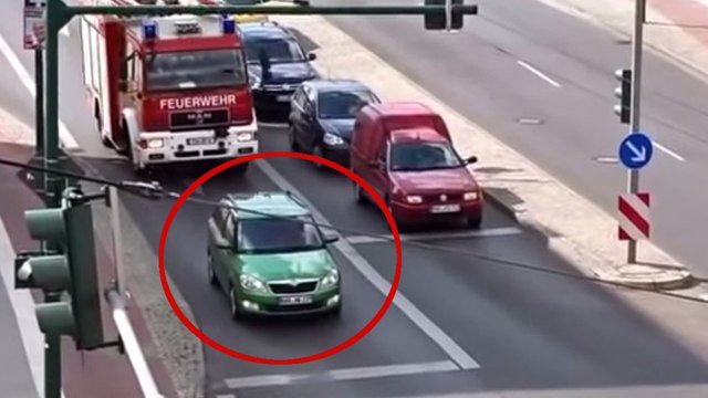 Das solltest du auf keinen Fall machen, wenn die Feuerwehr von hinten kommt!