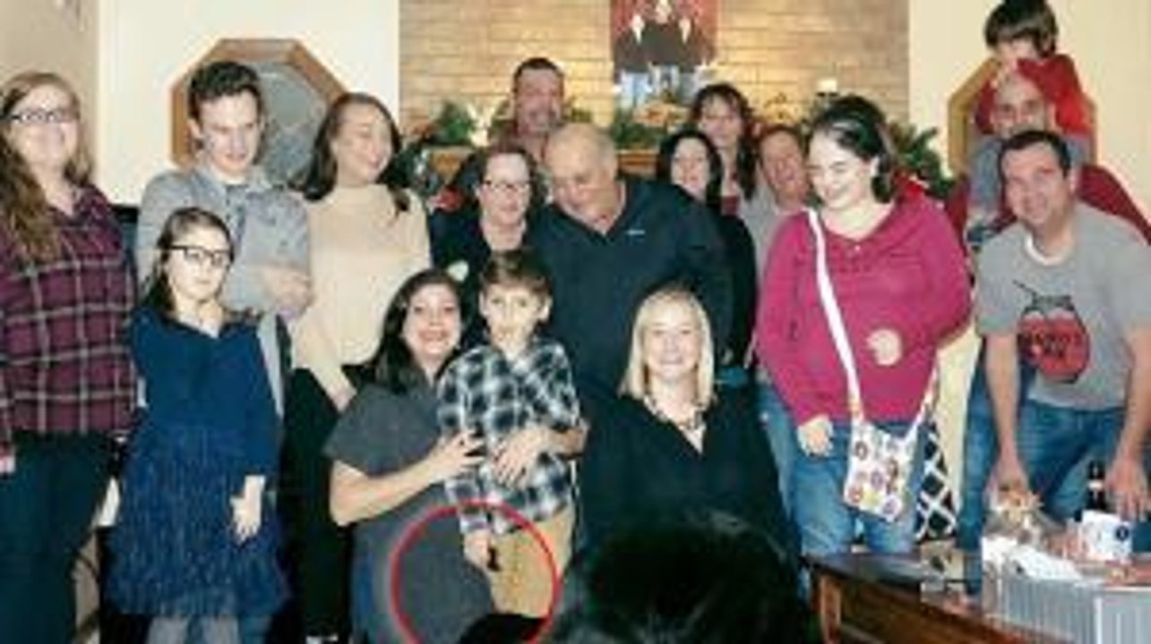 Ein ganz kleines Detail ruiniert dieses Familienfoto und sorgt für Gelächter