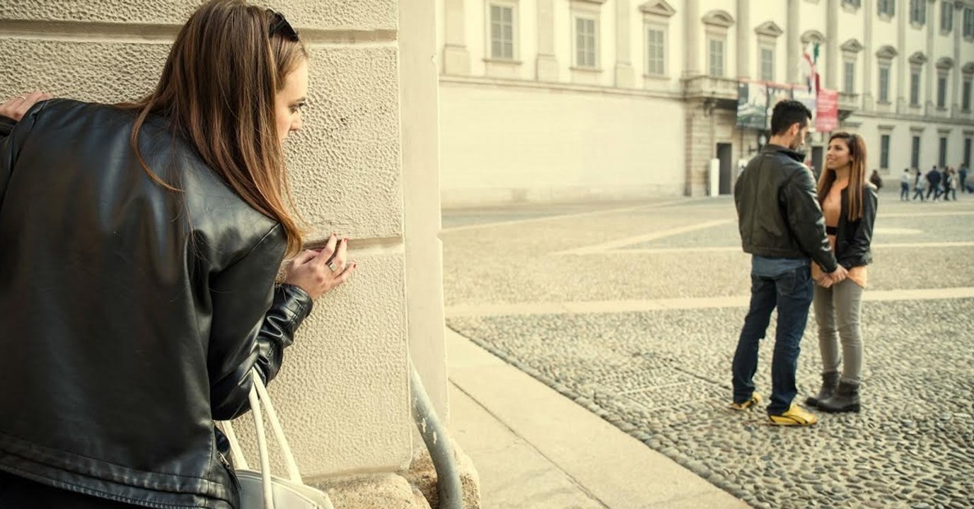 Sie trifft auf die Geliebte ihres Mannes. Was folgt, wird euch die Sprache verschlagen!