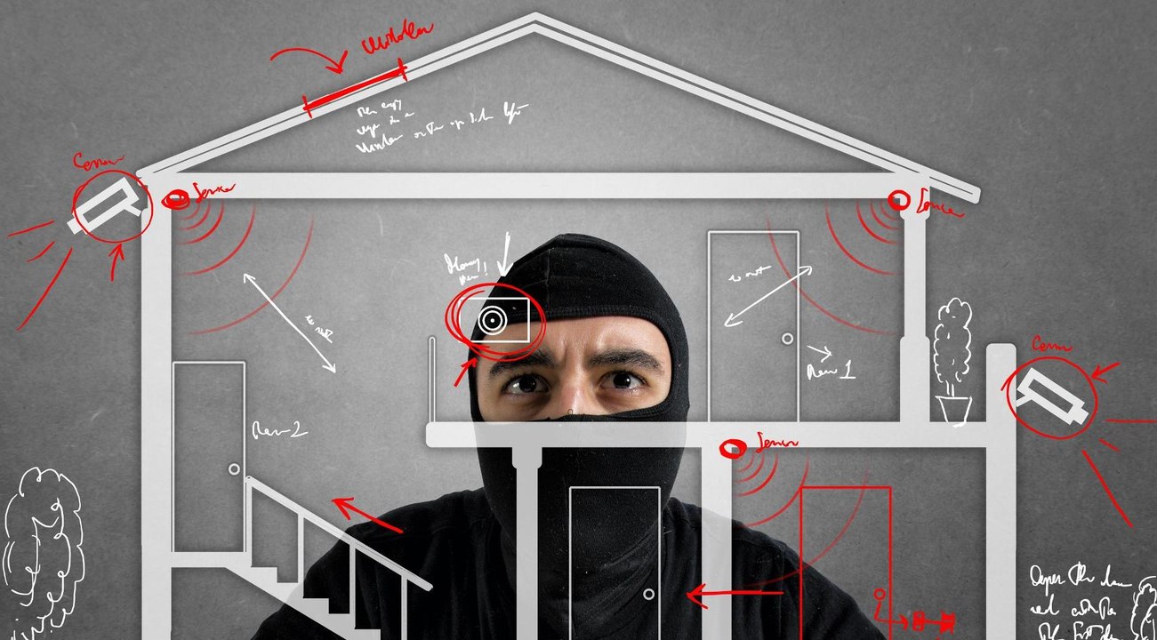 Sie entdeckt ein Zeichen an ihrer Hauswand, dann wird bei ihr eingebrochen