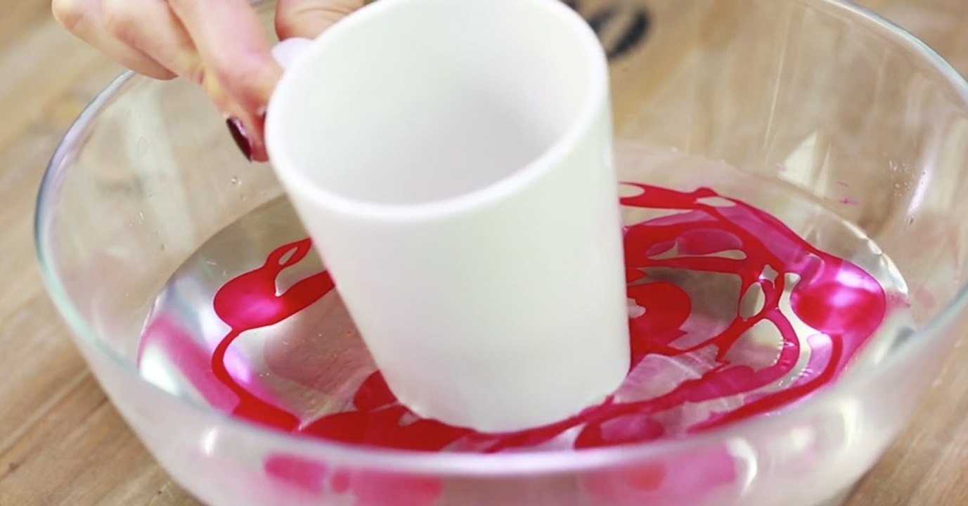 Marmor-Mugs mit Nagellack und heißem Wasser