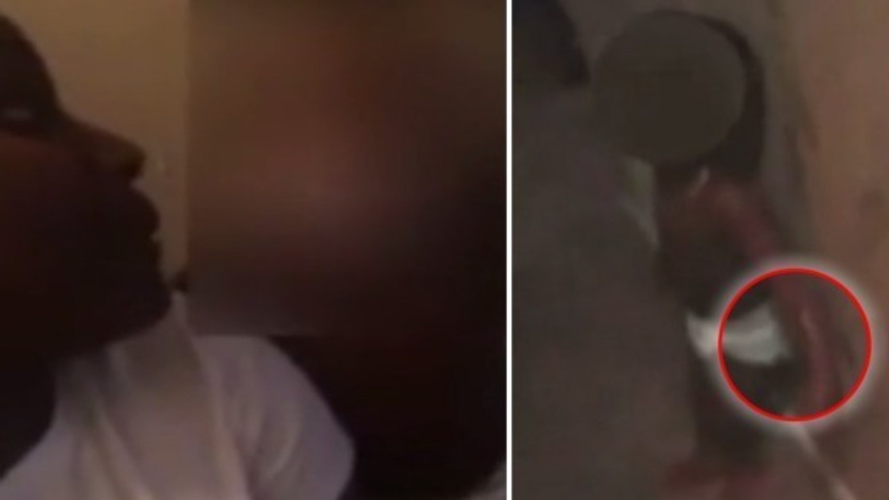 Eine Mutter klebt ihr zweijähriges Kind an die Wand, um in Ruhe putzen zu können