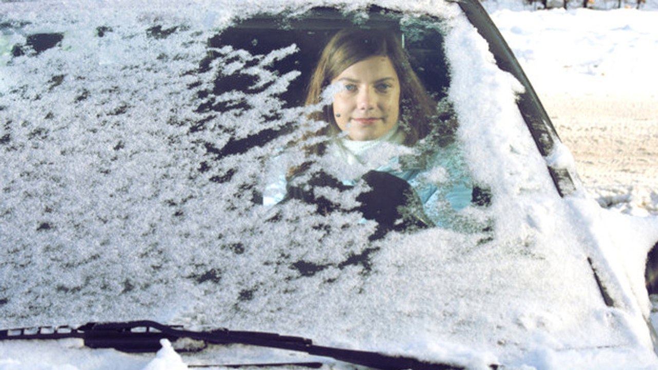 Motor an, um das Auto zu heizen - deshalb solltest du es nicht tun!