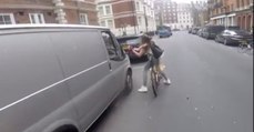 Die Fahrradfahrerin wird belästigt und zahlt es den Männern im Auto eiskalt heim