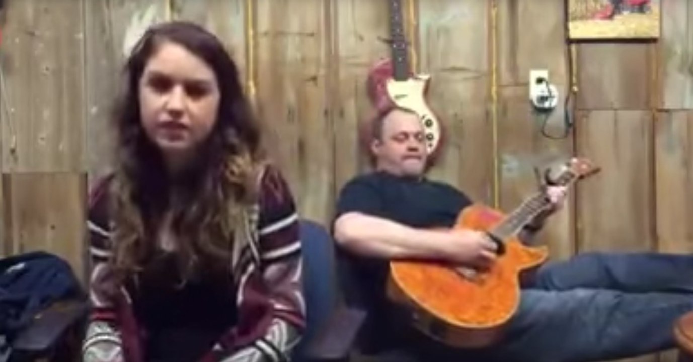 Er spielt einen Welthit auf seiner Gitarre. Als seine Tochter das Singen anfängt, traut er seinen Ohren nicht!