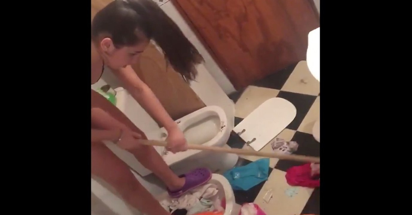 Frau im Bikini geht auf Mäusejagd im Bad!