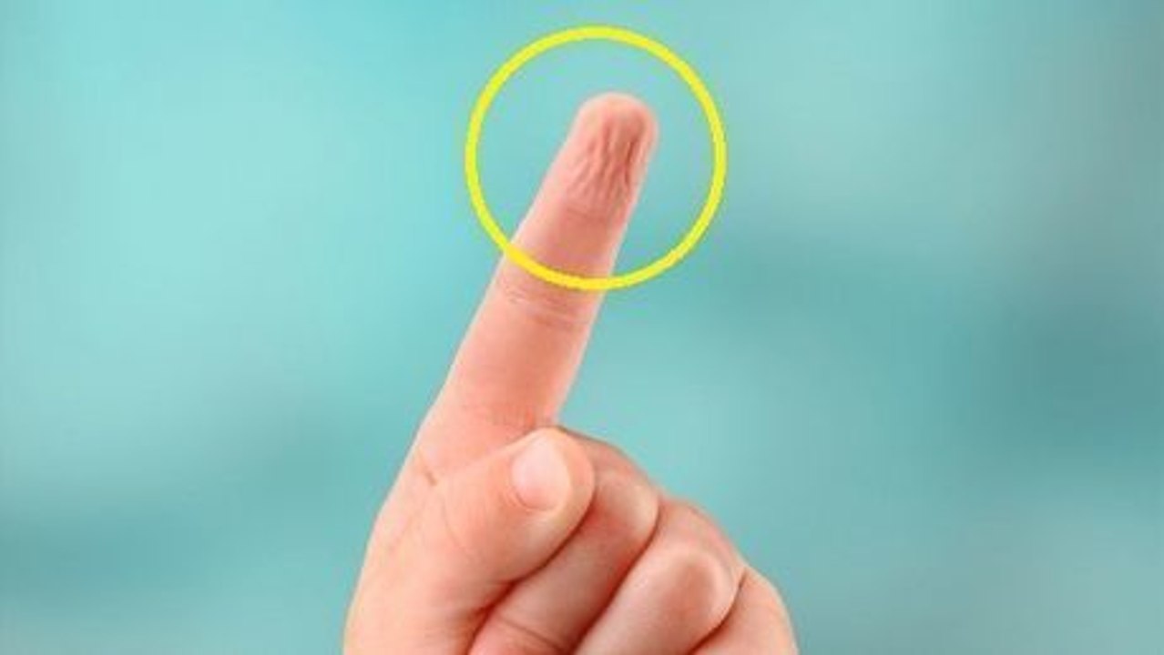 Darum werden deine Finger im Wasser schrumpelig!