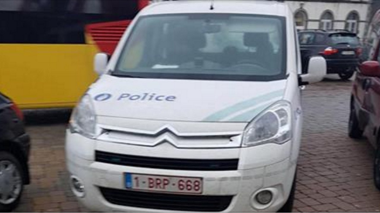 Dein Freund und Helfer platziert sich einfach auf einem Behindertenparkplatz...