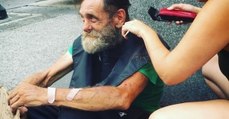 Sie schneidet dem Obdachlosen die Haare: Dann erkennt sie, was er unter seiner Kleidung verbirgt