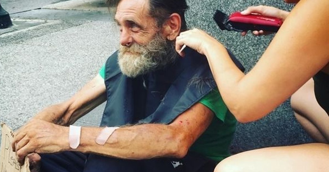 Sie schneidet dem Obdachlosen die Haare: Dann erkennt sie, was er unter seiner Kleidung verbirgt