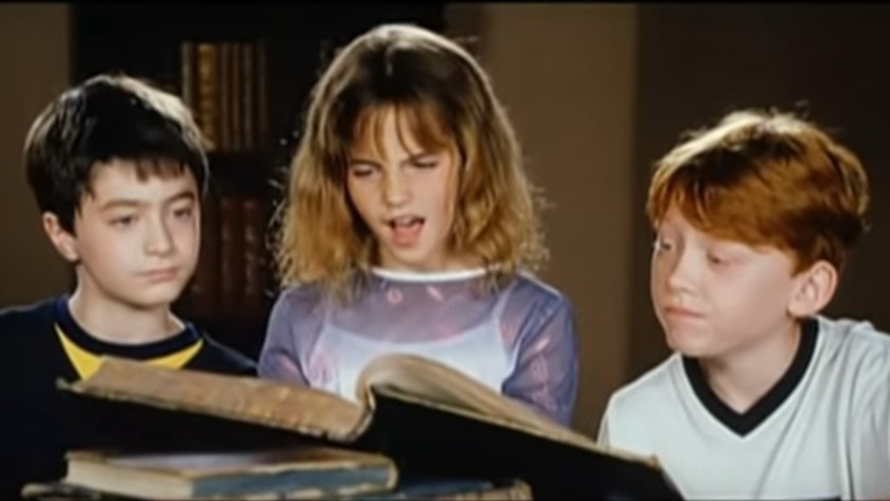 Emma Watsons kleiner Tick hätte viele Szenen in Harry Potter fast zerstört! Ist es euch aufgefallen?